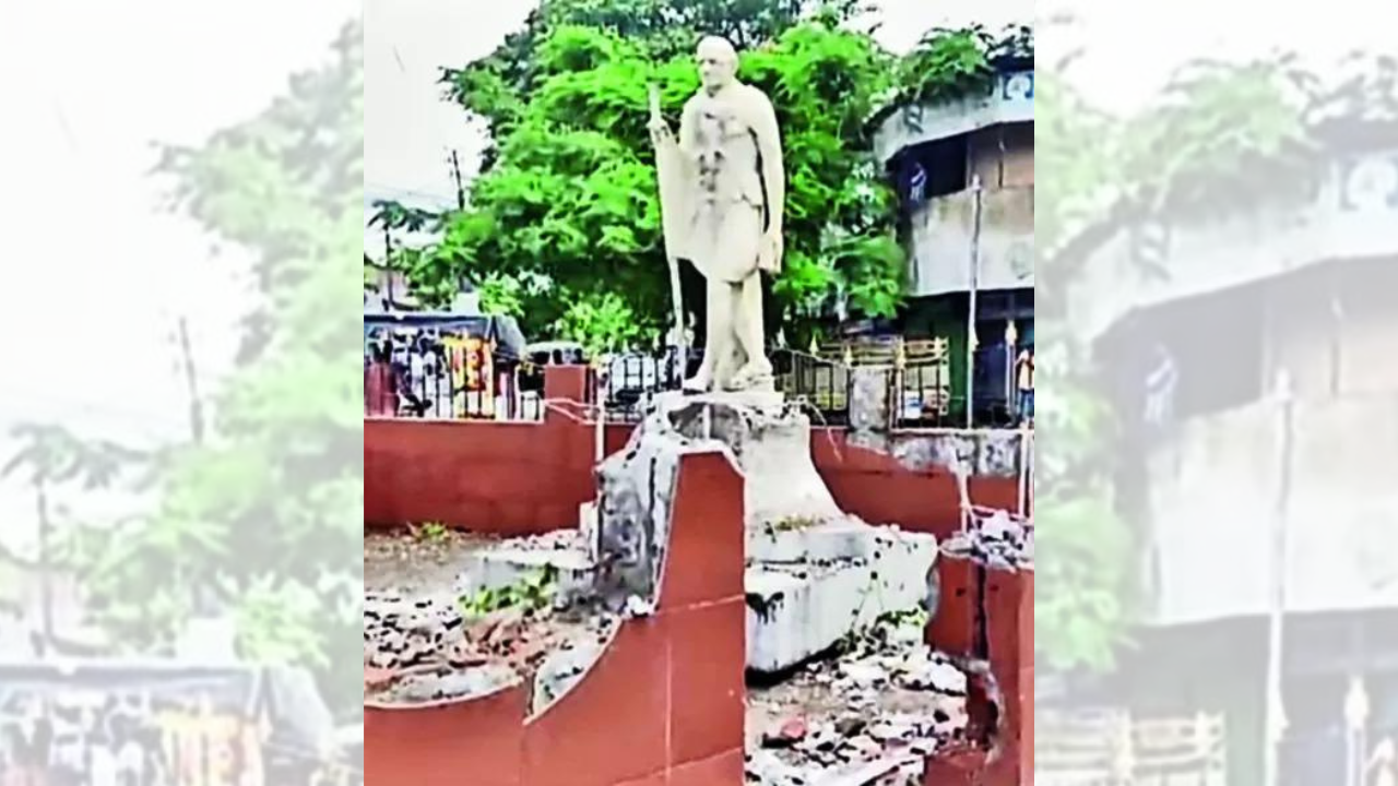 Mahatma Gandhi statue uprooted to make way for clock tower