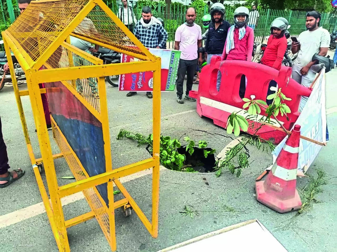 Part of road caves in near Fortis hospital; will carry out detailed probe, says GMDA