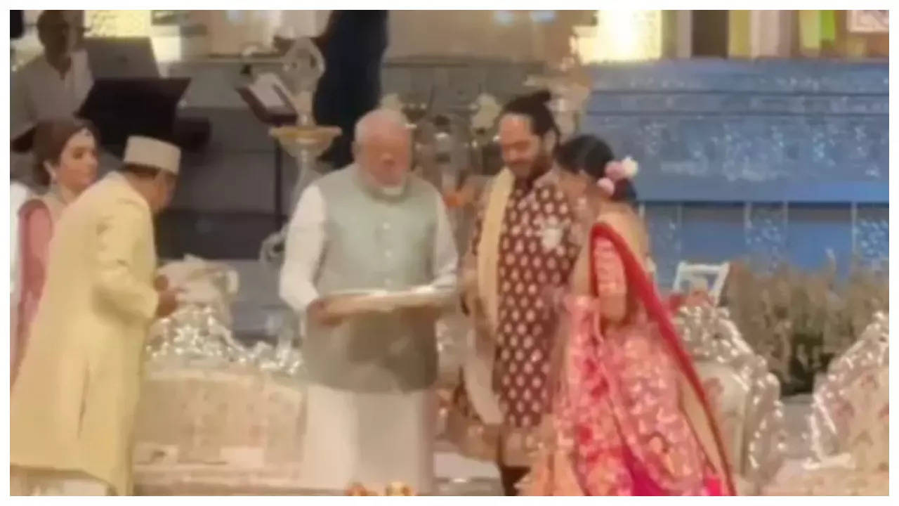 PM Narendra Modi blesses Anant Ambani and Radhika Merchant at Shubh Aashirwad ceremony; gifts Chandi to the newlyweds - Watch video | Filmymeet