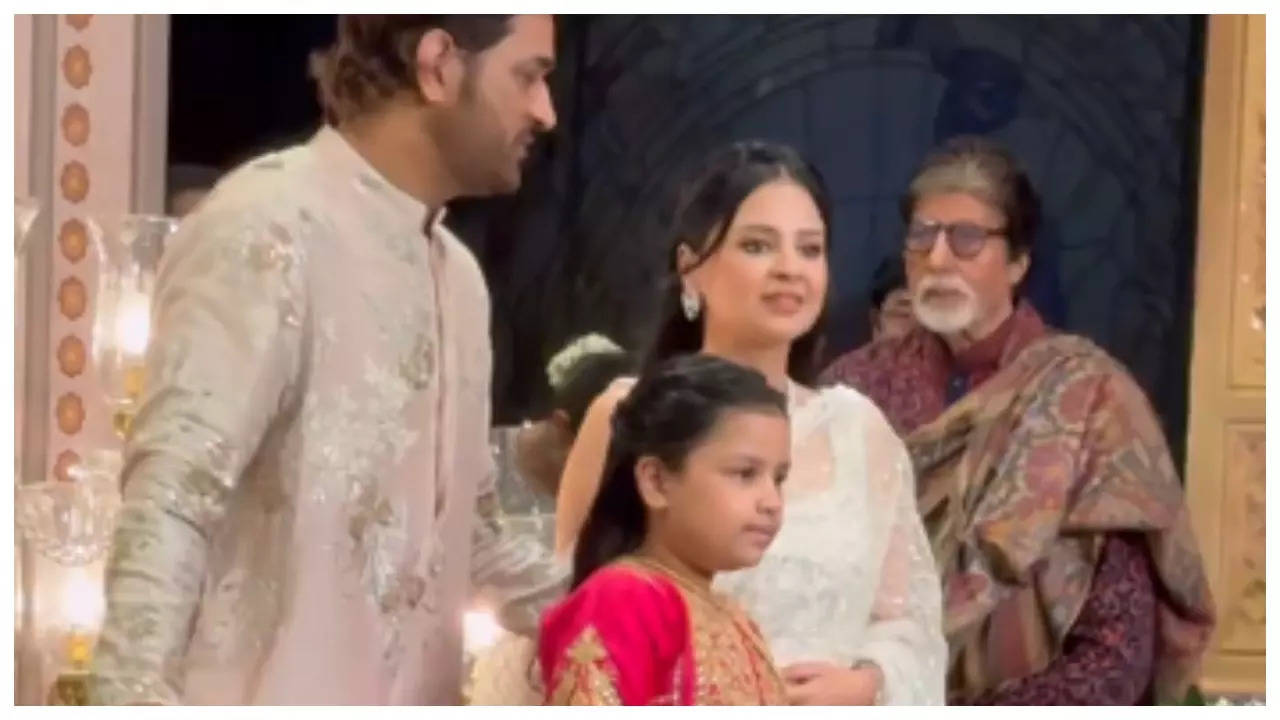 Amitabh Bachchan's sweet gesture for MS Dhoni and his family on the red carpet of Ambani's Shubh Aashirwad ceremony leaves fans in awe | Hindi Movie News Filmymeet