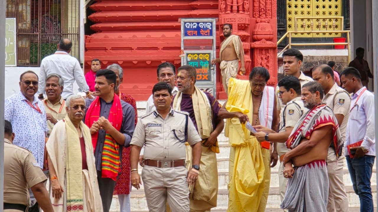 After 46 yrs, team breaks open Puri &lsquo;ratna bhandar&rsquo;; no snakes found