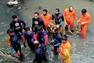 divers IN CANAL RESCUE OP brave PERILous conditions