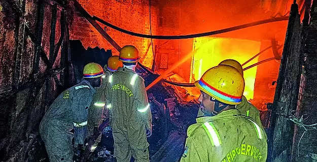 Fire breaks out in tannery, goods worth lakhs gutted