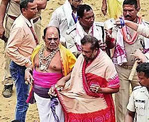 To stop overcrowding, many servitors made to deboard chariots