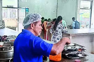 Indira Canteens in DK will serve sajjige-bajil, pundi gasi, neer dose