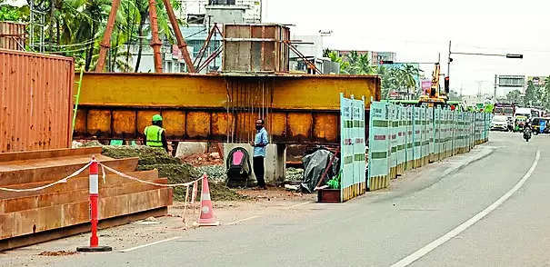 Flyover work worsens traffic bottleneck at Enchakkal Jn