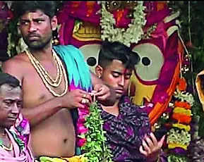 Plaints against two servitors for using mobiles on chariots