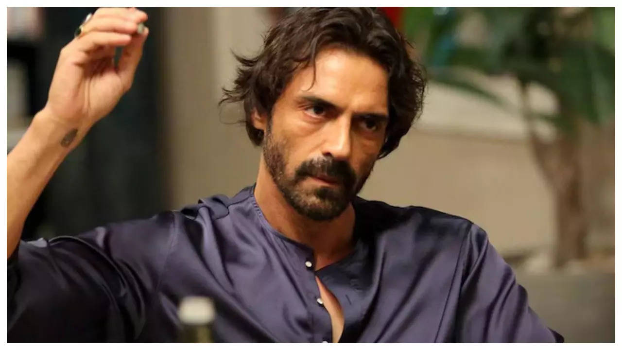 Arjun Rampal had to book another flight owing to Microsoft outage: 'I don’t know what has happened...' - WATCH video | Filmymeet