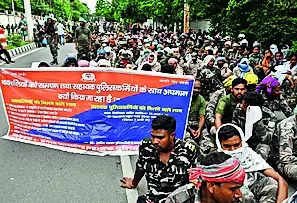 Sahayak cops protest in front of CM’s residence