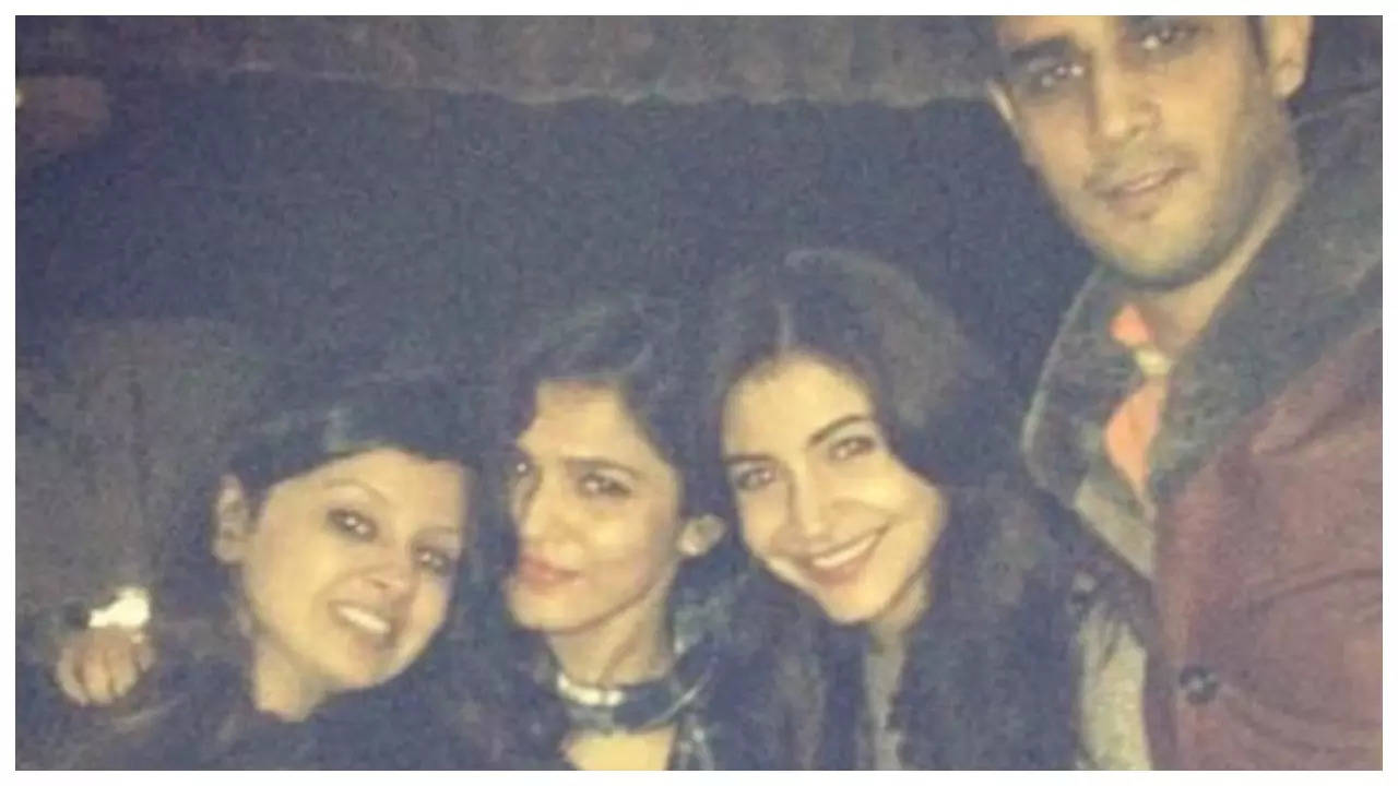 Saturday throwback: Did you know Anushka Sharma and Sakshi Dhoni were classmates? | Filmymeet