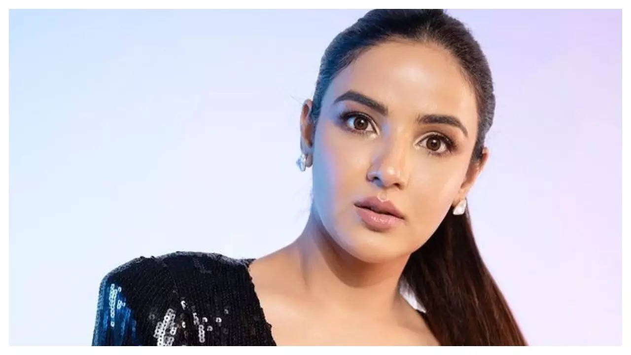 Jasmine Bhasin shares an update with fans on eye infection after corneal damage from lenses