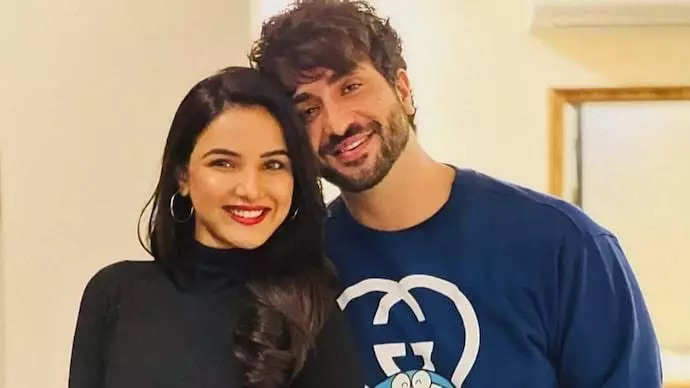 Jasmin Bhasin pens down a heartfelt note for beau Aly Goni for sticking by her as she suffers from ‘corneal damage’; says, “Thanks for being my eyes”