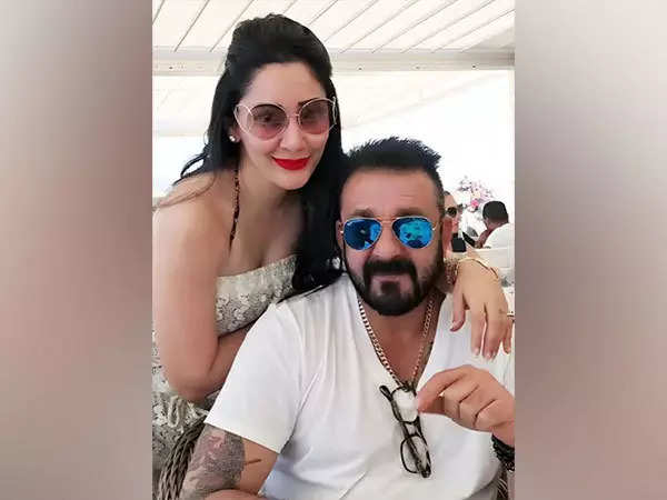 Trishala Dutt showers Maanyata with love on her birthday; Sanjay Dutt expresses gratitude for his wife | Hindi Movie News Filmymeet