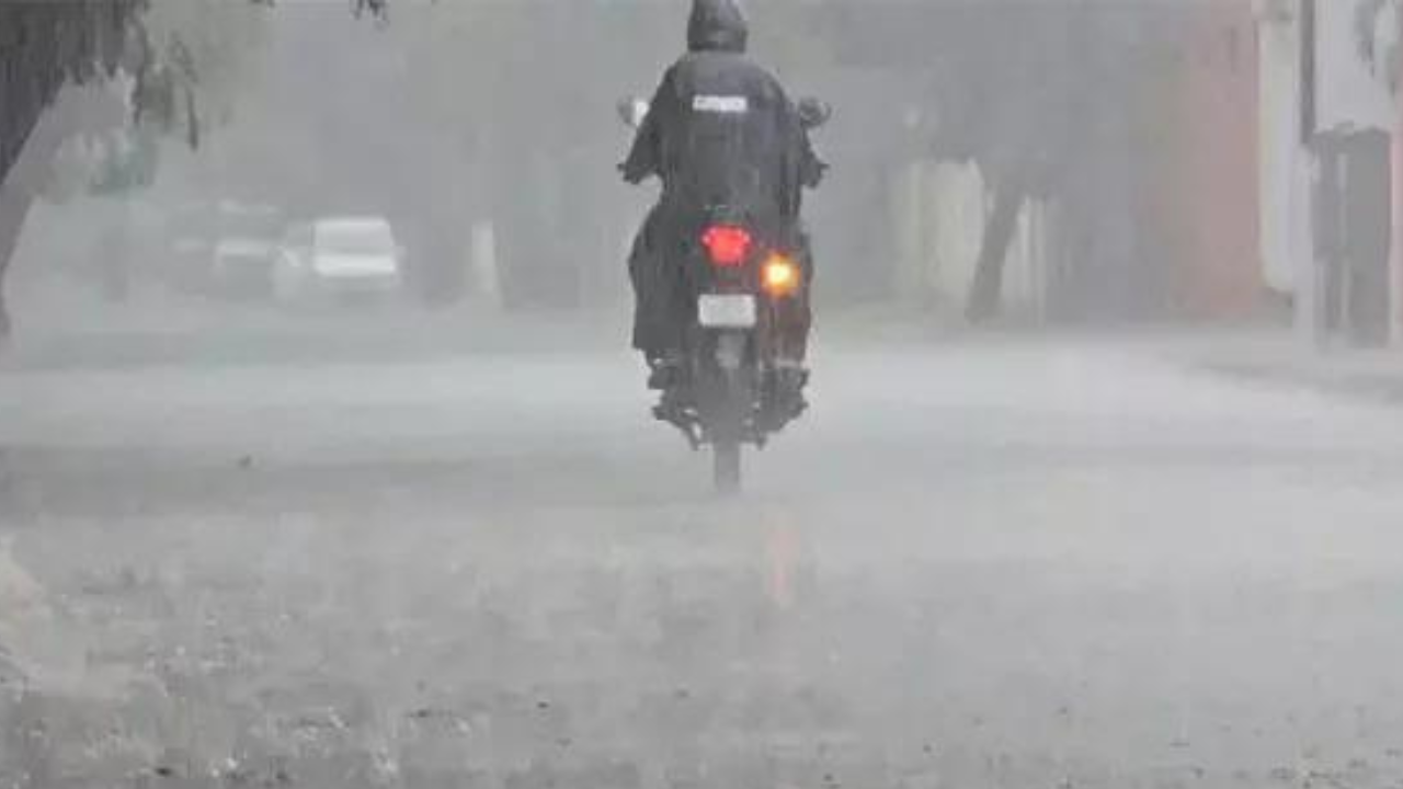 Heavy rains disrupt life in Surat, waterlogging causes traffic woes