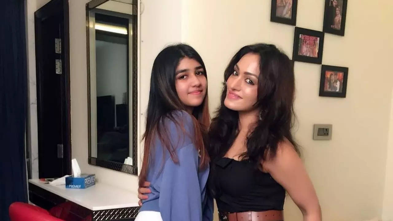 Khushalii Kumar mourns the demise of her 'little sister' Tishaa Kumar: 'It was not your time to go' | Hindi Movie News Filmymeet