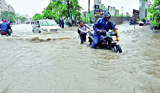 Rain continues to disrupt life in Surat city