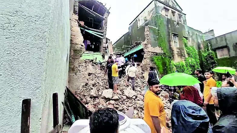 Building collapses in Khambhaliya