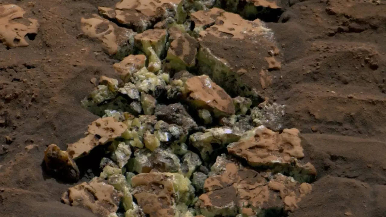 'Like finding an oasis in desert ...': Nasa's Curiosity rover stuns scientists with discovery of pure sulphur on Mars