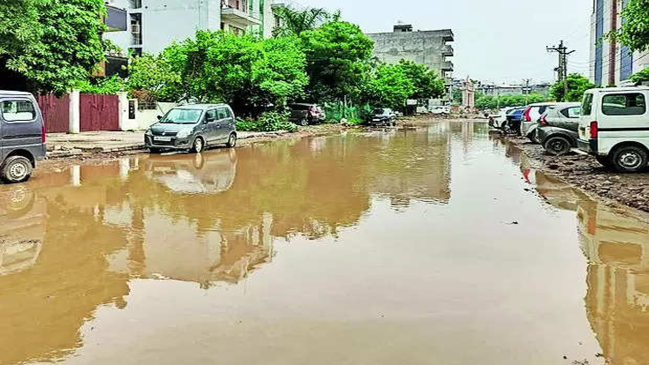 Gurgaon contractor digs up road, leaves work midway, commute a nightmare now