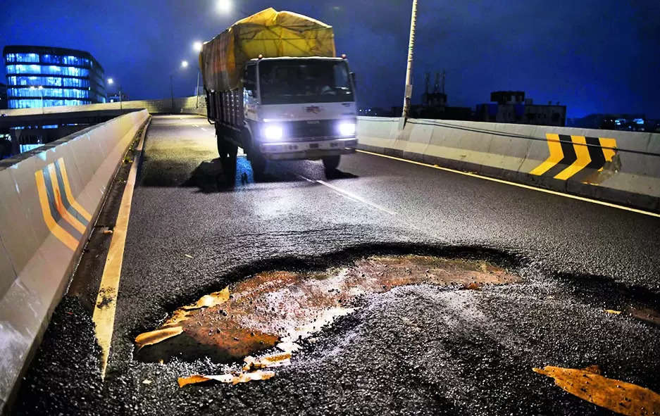 Contractor fined Rs 50 lakh for huge potholes on Mumbai's Santacruz-Chembur Link Road extension