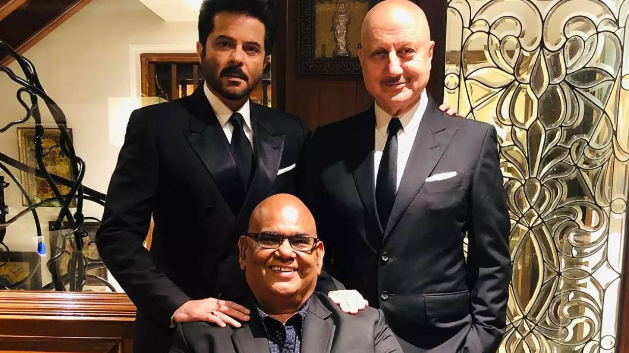 Anupam Kher takes a trip down memory lane as he cherishes his friendship with Anil Kapoor and their late friend Satish Kaushik - WATCH | Filmymeet