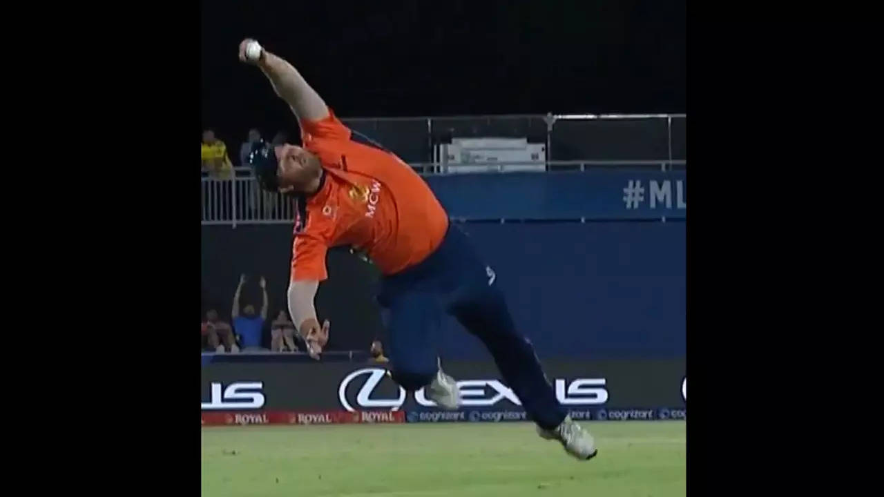 Corey Anderson's stunning one-handed catch in MLC - Watch