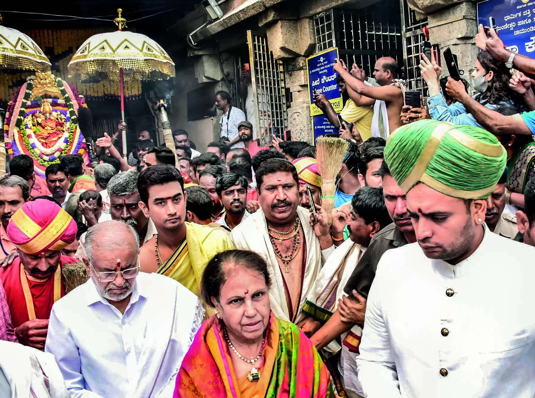 Devotees throng Chamundeshwari Vardhanti; royal family part of ritual
