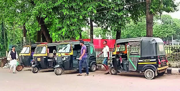 City auto-rickshaw drivers rue loss of business due to commercial e-vehicles