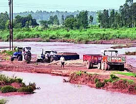 Cops out to stop illegal mining attacked by over 30
