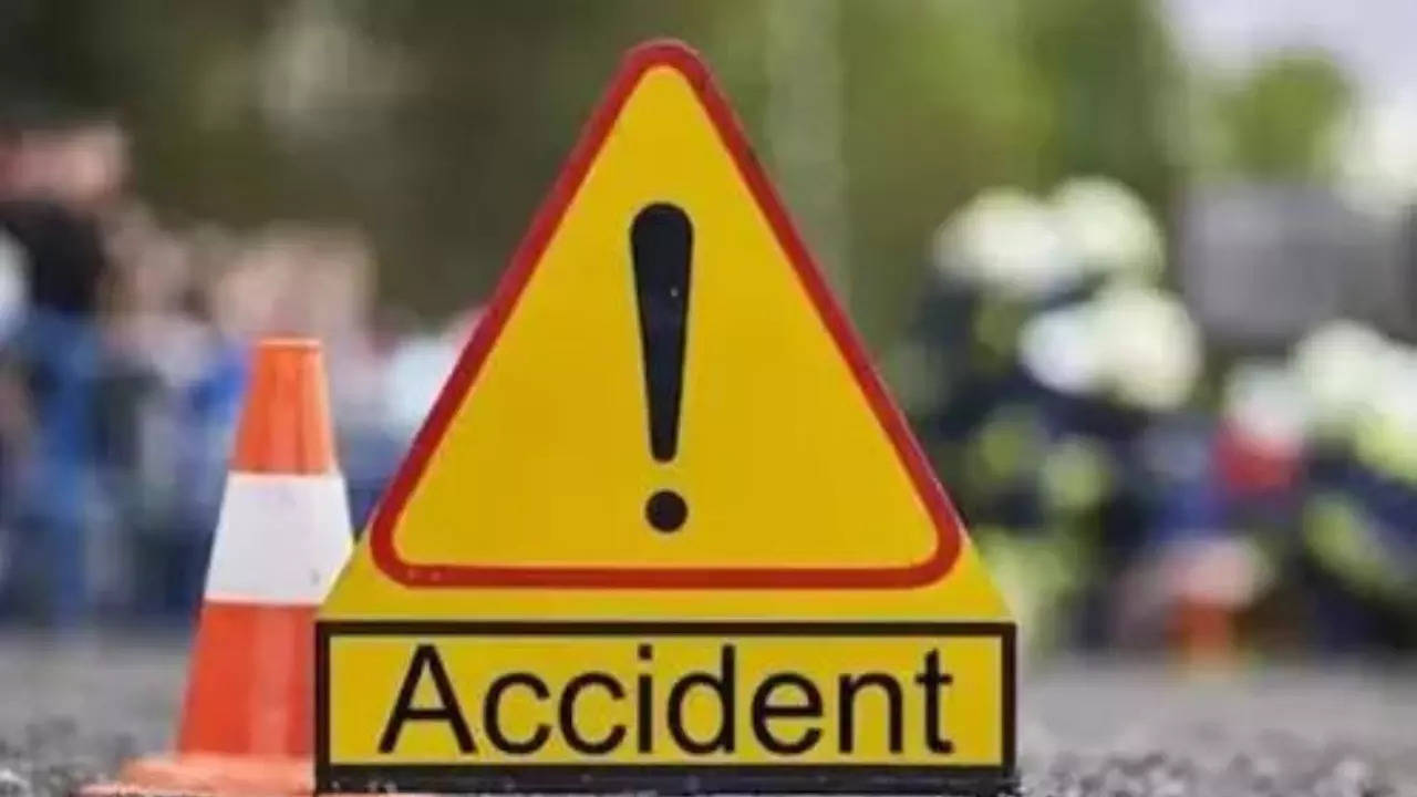 Man dies, daughter injured as auto flips on Gurgaon-Delhi Expressway