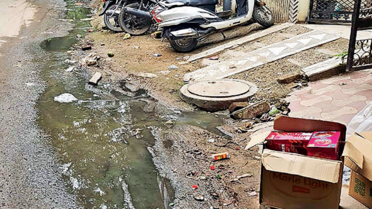 Sewage overflowing, ‘contaminating drinking water’ in Gurgaon's Sushant Lok 1