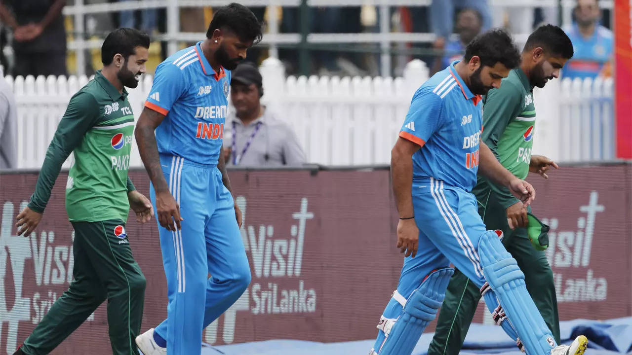 'Hum aa ke khel ke gaye hai': Ex-cricketer invites Team India to Pak