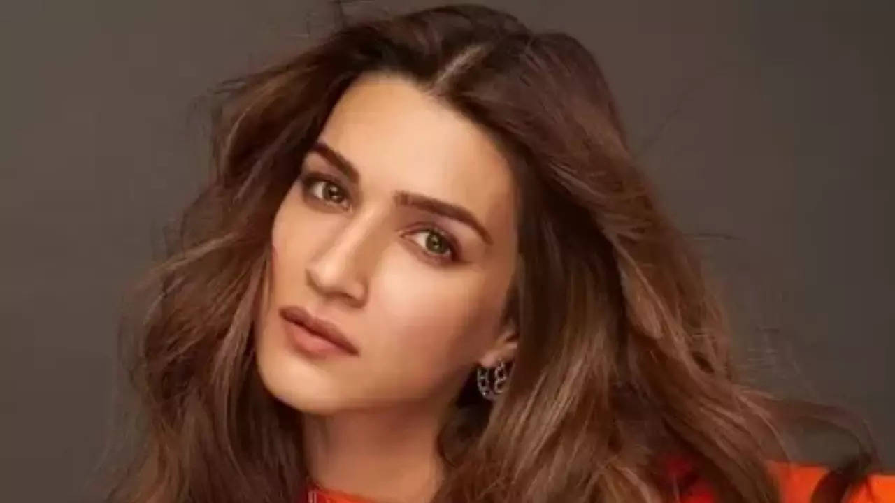 Kriti Sanon's smoking video from vacation goes viral, angry fans defend the actress and say, 'Why is than an issue?' - WATCH | Hindi Movie News Filmymeet