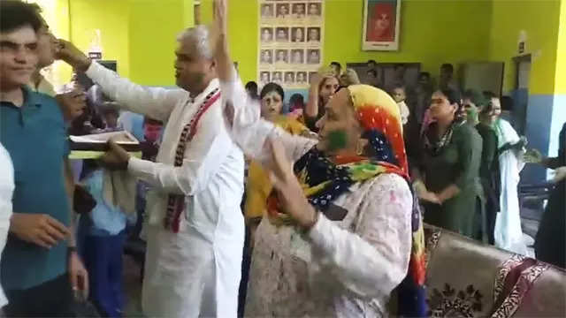 Watch: Ecstatic family members celebrate Manu & Sarabjot's bronze