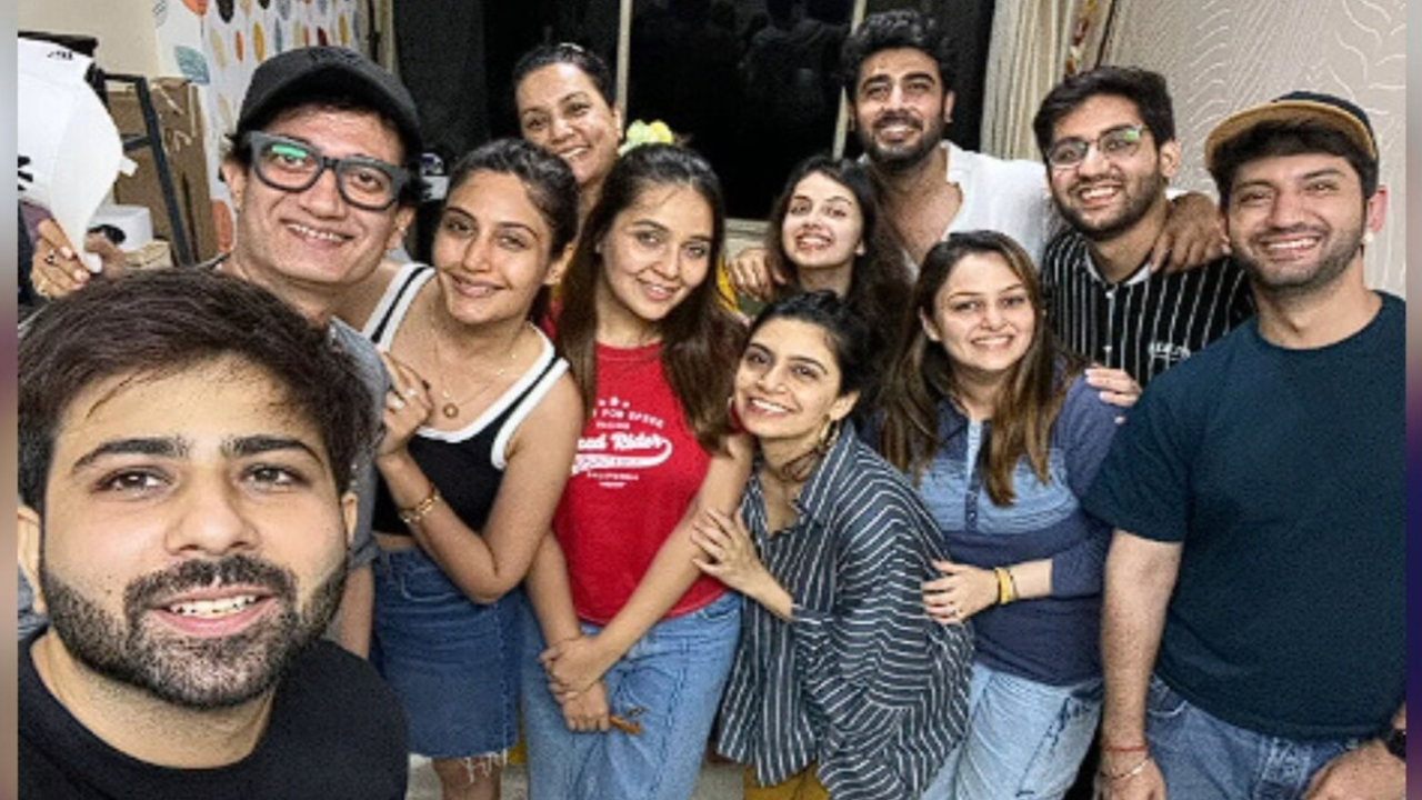 Ahead of friendship day, Mansi Srivastava drops a nostalgic click with Ishqbaaz co-stars Surbhi Chandna, Shrenu Parikh, Kunal Jaisingh and others