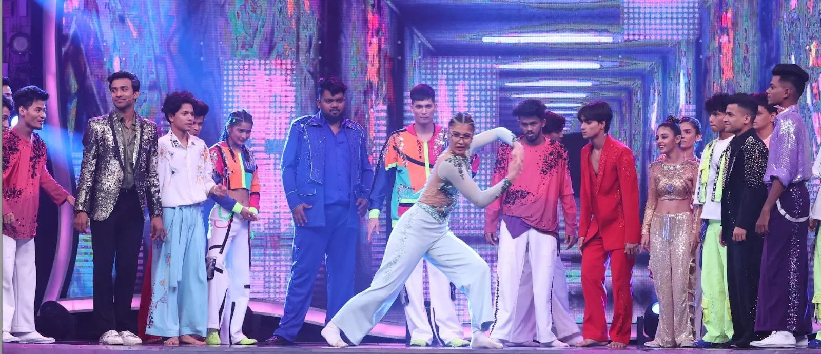 India’s Best Dancer 4: Karisma Kapoor calls contestant Vaishnavi Shekhawat a “Magical Swan”