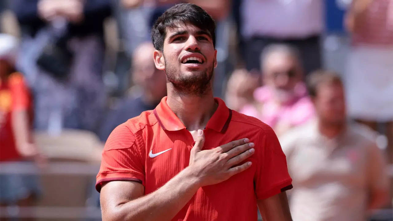 Carlos Alcaraz crushes Felix Auger-Aliassime to reach final at Paris Olympics