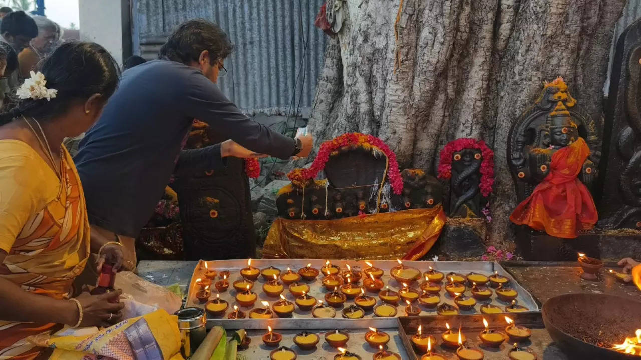 Aadi Perukku: Thousands throng Noyyal ghats in Coimbatore