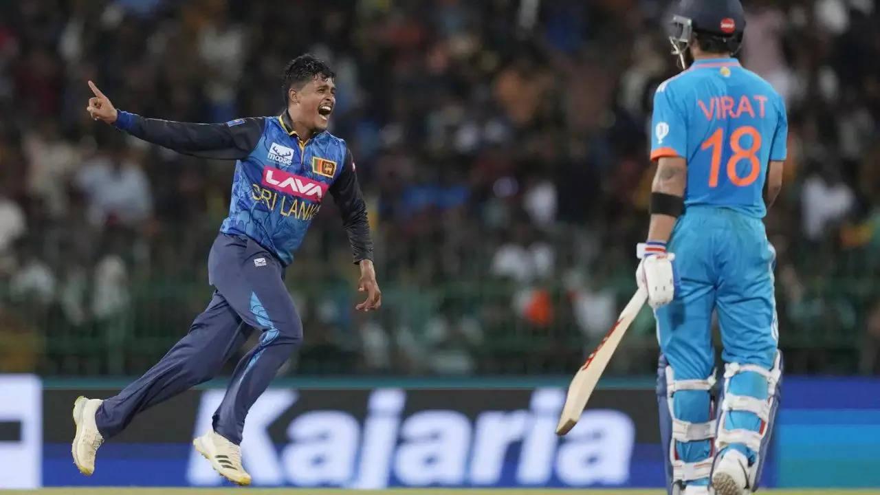 Jeffrey Vandersay grabs six as SL sink India in second ODI