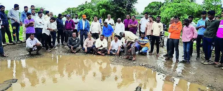 Chinchani villagers protest seeking repair of potholed road and bridge