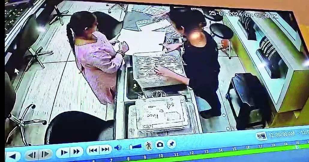Employee steals jewellery worth 1.26 crore from shop