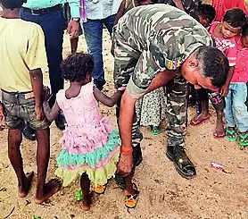 Cop gifts slippers to 20 PVTG kids