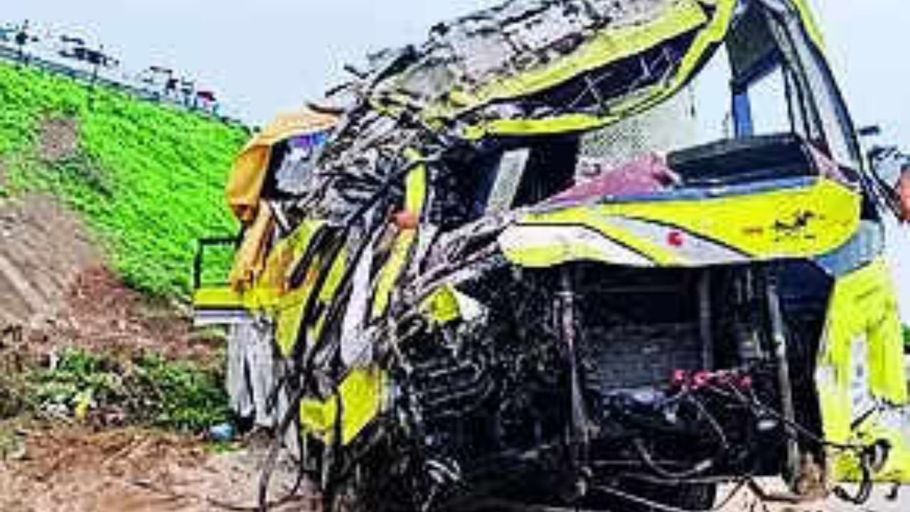 7 killed, 25 hurt as bus hits car on Lucknow-Agra expressway in Etawah
