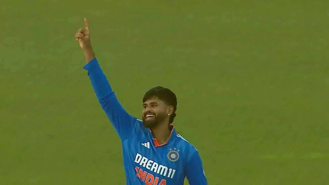 Watch: Shreyas Iyer's gun throw to run out Kamindu Mendis