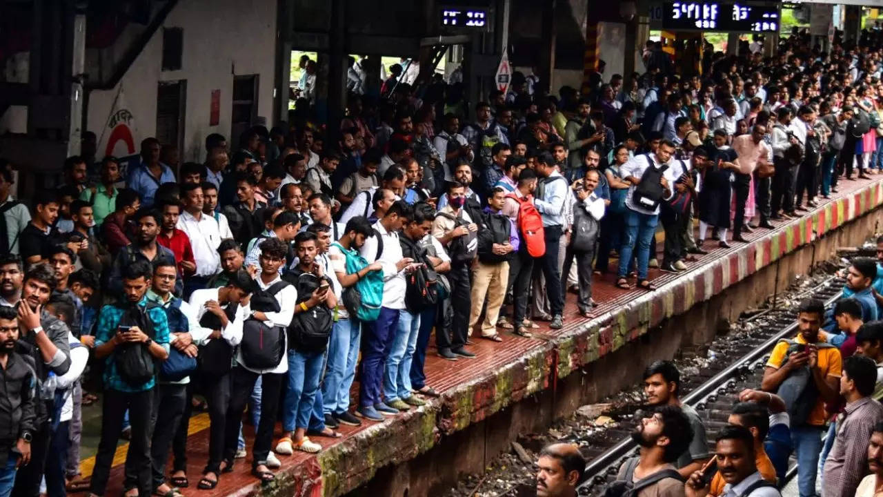 Mumbai: Snag hits Central Railway services for 2 hours; 54 trains cancelled, 100+ delayed