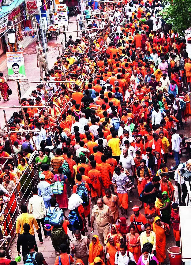 Kashi awash in saffron as over one lakh kanwariyas throng KV Dham