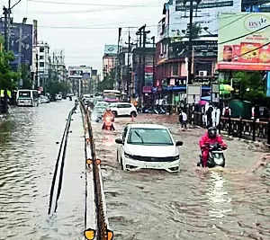 Hour-long rainfall causes chaos in city, floods streets