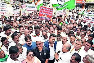 Show-cause notice to CM: Cong protests against guv