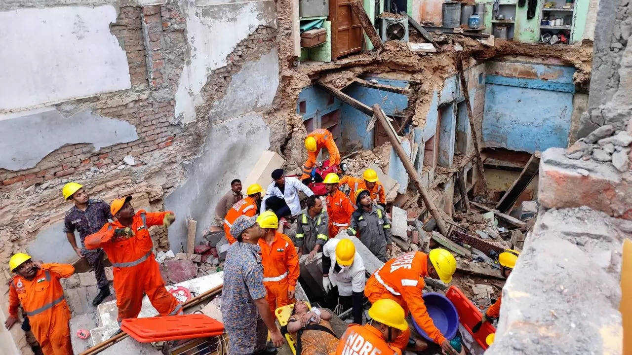 1 dead, 8 injured after two houses collapse near Kashi Vishwanath temple in Varanasi