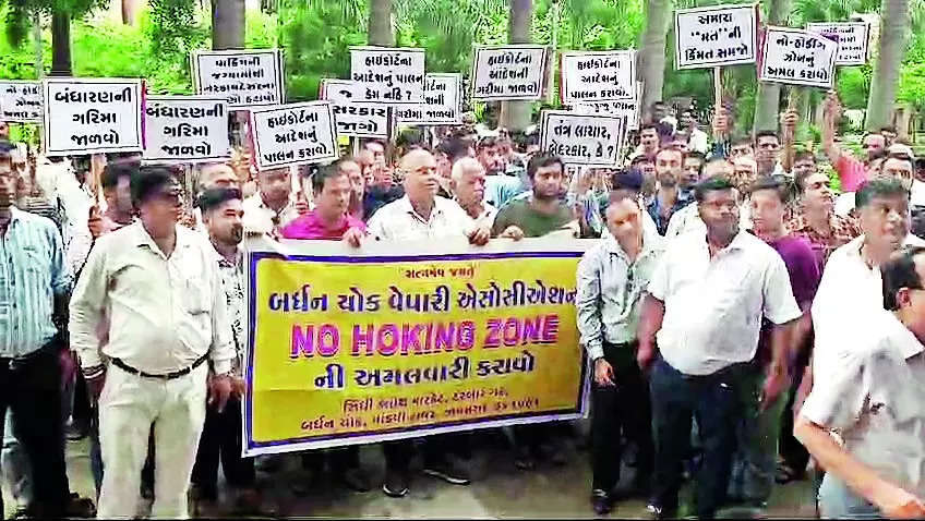 Bandhani market traders protest hawkers’ encroachment